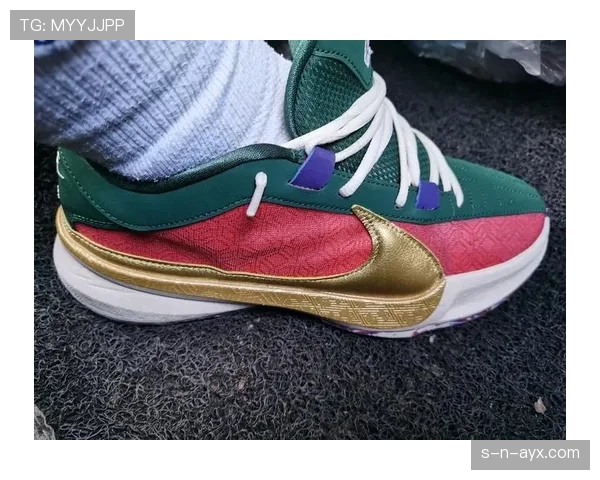 扬尼斯·阿德托昆博客厅那堆球鞋，我数了一下竟然比我家房租还贵