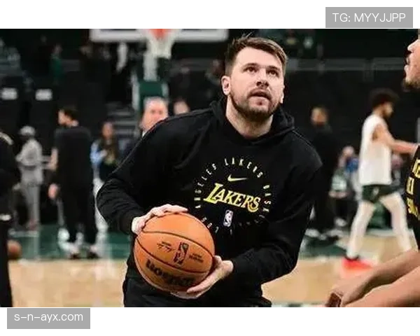 东契奇又在更衣室啃牛排？这哥们比赛前真就靠吃硬菜续命啊