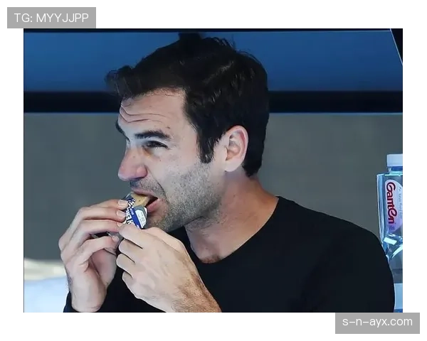 费德勒在街角点咖啡，掏出的那张卡让我怀疑自己的工资单