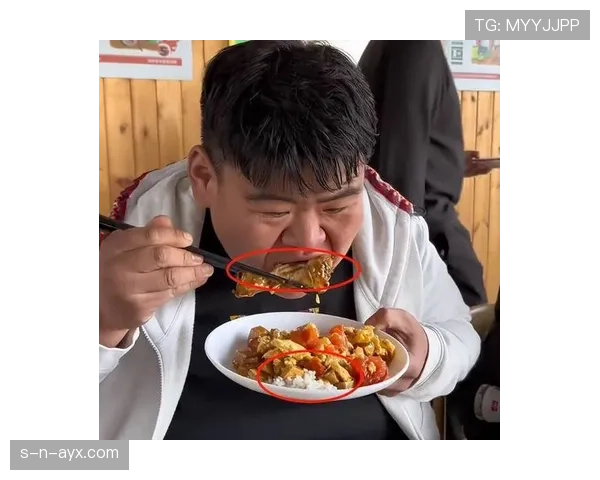 高磊训练完直接啃鸡腿？这自律人设有点绷不住啊